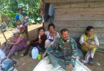 Serma Sahat Sitinjak Ajak Ibu-Ibu Berdoa Kegiatan TMMD Sukses