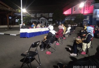 Wali Kota Tegal Dedy Yon Supriyono SE.MM didampingi Wakil Wali Kota Tegal Muhamad Jumadi ST.MM dan Ketua Gugus Tugas Penanganan Covid-19 Johardi saat memberikan arahan Senin (30/3) malam di halaman pendopo Pemkot Tegal