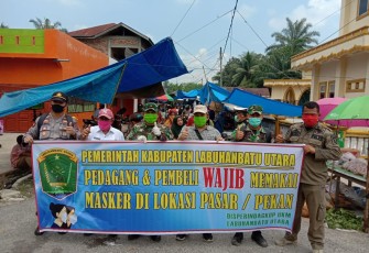 Danramil 01/AK Bersama Forkopimca Juga Bagikan Masker