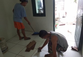 Warga Setia Bantu Satgas TMMD Kerjakan Rumah Thiharoh