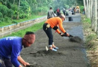 Pengaspalan Jalan Ruas Dukuh Sutosari-Jlubang Desa Pantirejo Melalui TMMD Reguler Pekalongan