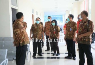 Bupati Blitar Rijanto (pakai masker dua kiri) saat meninjau kesiapan di RSUD Srengat 