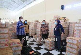 Bupati Blitar Rijanto (dua dari kanan) saat meninjau stok produksi UMKM