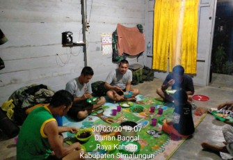 Makan Malam Satgas TMMD Ditemani oleh Cucu Orang Tua Asuh