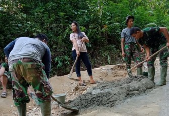 Gadis Cantik Nagori Puli Buah Ikut Bantu Satgas Bangun Parit di Lokasi TMMD
