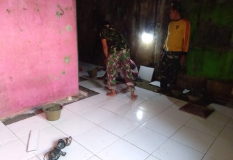 Satgas TMMD 107 Kodim 0508/Depok Mulai Pasang Keramik di Rumah Nona Rita