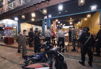 Satgas Operasi Aman nusa II Seligi 2020 saat mendatangi salah satu Cafe di Batuaji, Kota Batam, Kepri