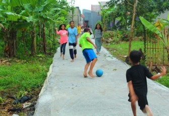 Keceriaan Anak-anak di Atas Jalan Haji Amin Karya Satgas TMMD 107 Kodim 0508/Depok