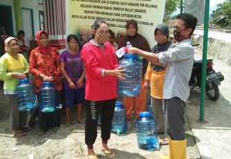 Pemerintah Desa Dusun Tengah Kecamatan Seginim Kabupaten Bengkulu Selatan Bagikan Galon dan Sabun Pada Warga 