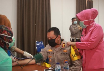 Kapolres Aceh Singkil AKBP. Mike Hardy Wirapraja menjalani pemeriksaan saat hendak melakukan donor darah.