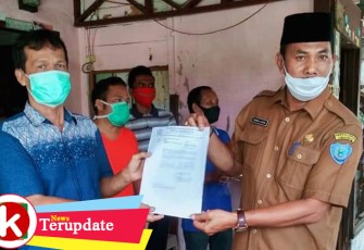 Kepala Dinas Kesehatan Kamal Ilham S.Km saat mengunjungi rumah duka almarhum Ibnu Nasri.