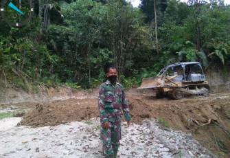 Babinsa Koramil 19/ Negri Dolok Ini Tetap Semangat Ingatkan Warganya Hidup Bersih dan Sehat