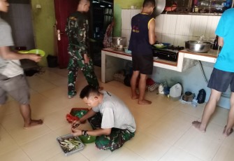 Satgas TMMD Sangat Cekatan Bantu Orang Tua Asuh Memasak dan Cuci Piring