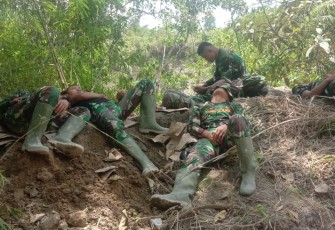 Tidur Satgas pun Tetap Rapi Dalam Satu Barisan