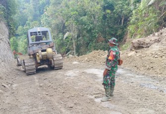 Anggota Satgas TMMD Kopda Jhonrianson Purba Awasi Alat Berat yang Sedang Bekerja