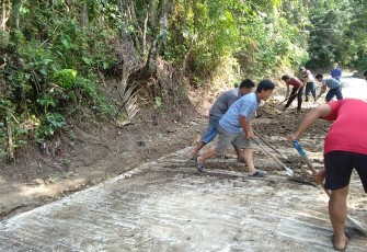 Warga Sangat Antusias dan Bersemangat Bantu Satgas TMMD Kerjakan Parit