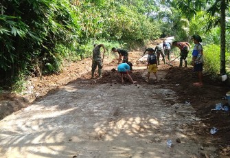 Anak-anak Kampung Semangat Bantu Satgas TMMD