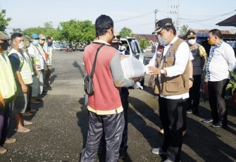 bupati Bengkulu Utara Mian Bagikan Sembako Pada Juru Parkir dan Tukang Ojek di Seputaran Argamakmur 