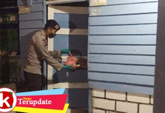 Satbrimob Polda Kepri Bagikan Makanan Sahur kepada Masyarakat
