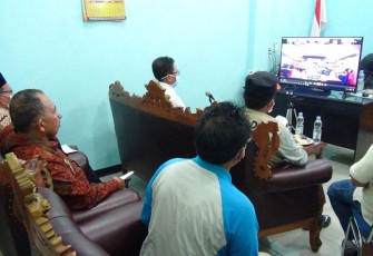 Sekretaris Daerah Kabupaten Kaur Nandar Munadi dan Jajaran Saat Mendengarkan Arahan Dari Menteri Dalam Negeri 