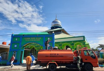 Tim Gugus Tugas Penanganan Covid-19 Bengkulu Utara Lakukan Penyemprotan Disinfektan di Tiga Titik 