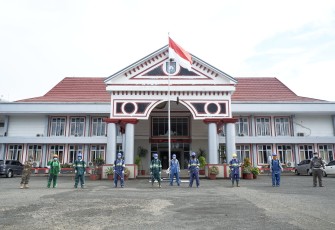 Penyemprotan Disinfektan di Lingkungan Kantor Bupati Bengkulu Utara 