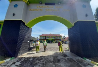 Tim Penanganan Covid-19 Bengkulu Utara Semprotkan Disinfektan di Wilayah Perkantoran 