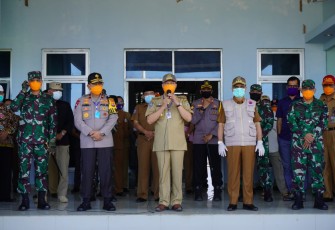 Gubernur Rohidin saat menyampaikan arahan sekaligus distribusi bantuan sosial berupa beras untuk masyarakat terdampak Covid-19 di kantor Bupati Seluma