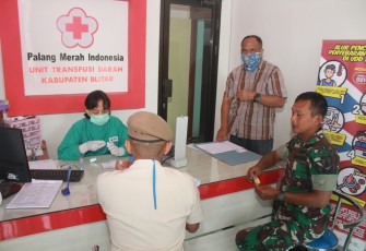 Anggota Kodim 0808/Blitar saat Akan Menjalani Donor Darah 