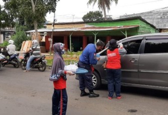 Petugas Damkar Kota Bengkulu Bagikan Brosur dan 3000 Cup Wedang Jahe Pada Pengendara 