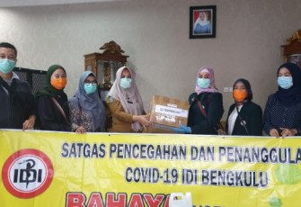 Ikatan Dokter Indonesia Kota Bengkulu Salurkan Bantuan berupa masker Handsanitizer Alkohol dan Faceshield Pada RSHD Kota Bengkulu 