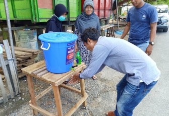 Ketua DPD PAN SBB Rauf Latulumamina sedang praktikan cara cuci tangan yang benar kepada masyarakat dusun Pelita Jaya.