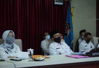 Bupati Rijanto didampingi sejumlah jajarannya saat Telekonferensi 