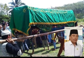 Jenazah almarhum Sulaiman Rasyid saat akan dimakamkan