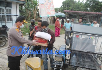 Kapolres Batu Bara Bagikan Sembako Kepada Abang Becak