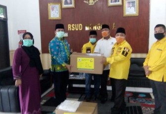 DPD Golkar Serahkan 50 APD ke RSUD Menggala Tulang Bawang
