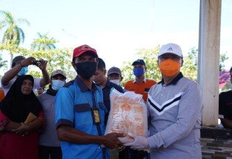 Pemprov Bengkulu Salurkan Bahan Pangan kepada Masyarakat Terdampak Covid-19