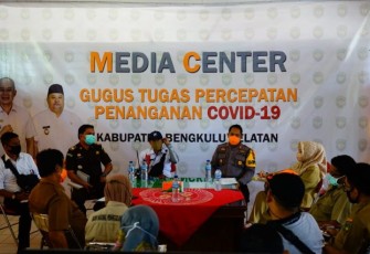 Bupati Bengkulu Selatan Gusnan Mulyadi Sedang Berada di Media Center Penanganan Covid-19 