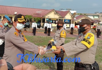 Kapolres Batu Bara Berikan Faceshield dan Sembako Pada Bhabinkamtibmas