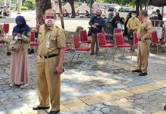Wali Kota Solo FX Hadi Rudyatmo saat meninjau lokasi karantina pemudik di gedung Graha Wisata Niaga Solo.