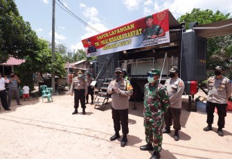 Wakapolda Kepri Brigjen Pol Drs H Yan Fitri Halimansyah MH didampingi Danrem 033/WP Brigjen TNI Gabriel Lema S.Sos saat tinjau Dapur umum di Batuaji Kota Batam Kepri