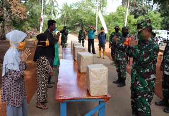 Satgas TMMD Kodim 0315/Bintan Serahkan Sembako ke Warga 