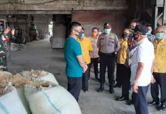 Bupati Surya Kunjungi Gudang Bulog
