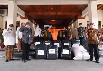 Penyerahan bantuan peralatan dan dana dari sejumlah pihak melalui Pemkot Solo guna menunjang penangangan Covid-19.