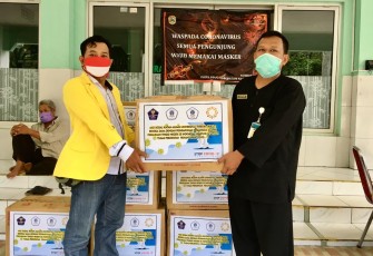 Perwakilan Ikatan Alumni Universitas Terbuka (IKA UT) Karanganyar Thoyib Asngad (kiri menyerahkan paket Alat Pelindung Diri (APD) secara simbolis kepada Tim Penangangan Bantuan Covid-19 di RSUD Karanganyar Sugiyatno (kanan). foto Istimewa 
