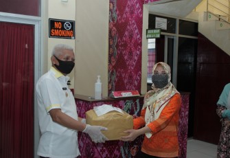 Bupati Surya Serahkan Bantuan APD dari Provsu Kepada Puskesmas se-Asahan