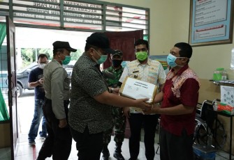 Sekdakab Asahan Serahkan Bantuan APD ke-Puskesmas di 3 Kecamatan