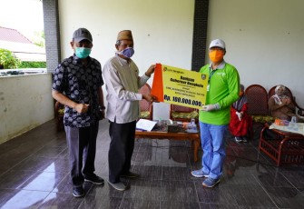 Penyerahan CSR secara simbolis oleh Gubernur