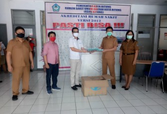 Deslie Sumampouw menyerahkan APD dan diterima langsung oleh direktur RSUD Bitung