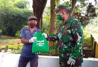 Kodim 0736/Batang Bagikan Sembako Pada Penjaga Makam dan Penggali Kubur